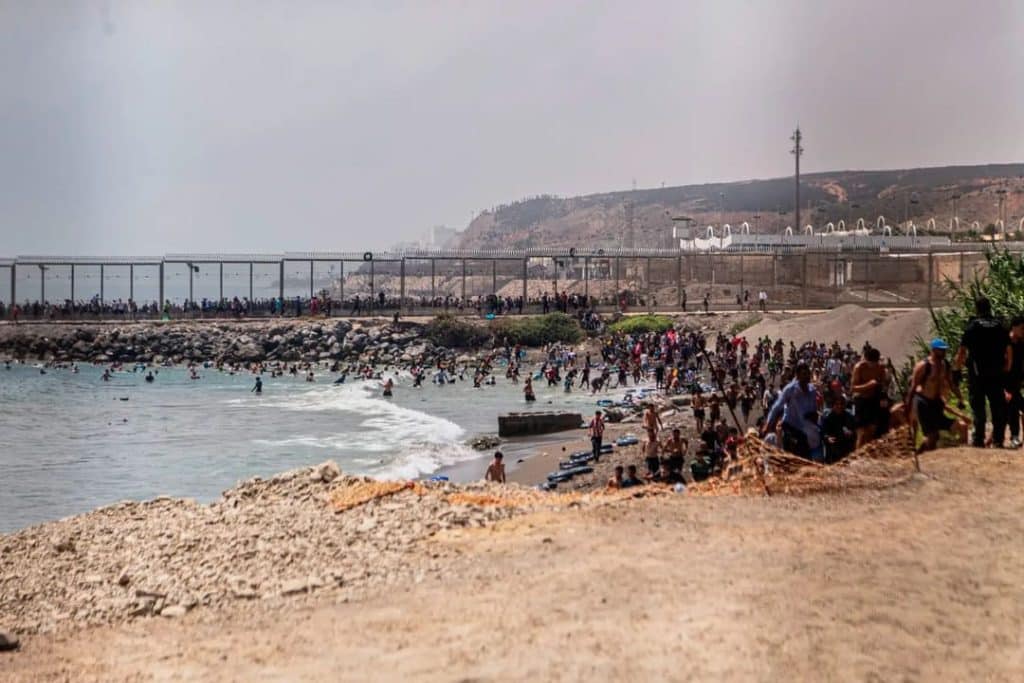 people crossing the border - Digital Wager Wire border crossing