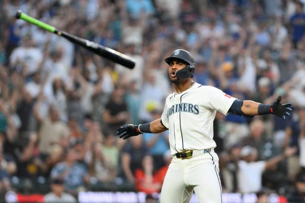 mariners throwing bat - Digital Wager Wire mariners throwing bat