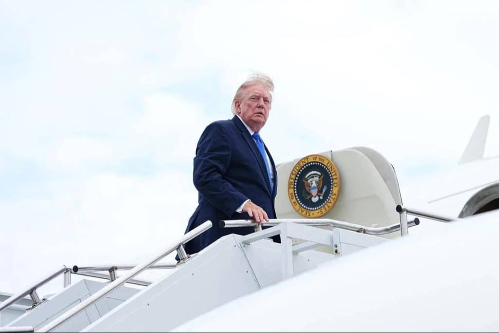 trump entering the plane - Digital Wager Wire trump entering the plane